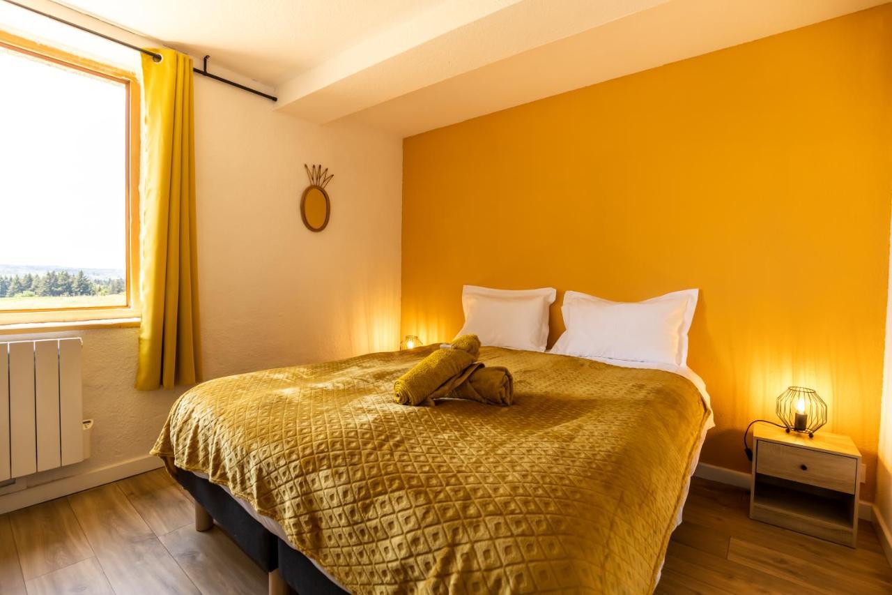 Bed and Breakfast Domaine Du Coq En Pat Augerolles Екстер'єр фото